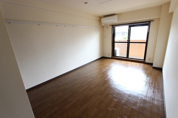 居室・リビング　同物件、別号室のものです。