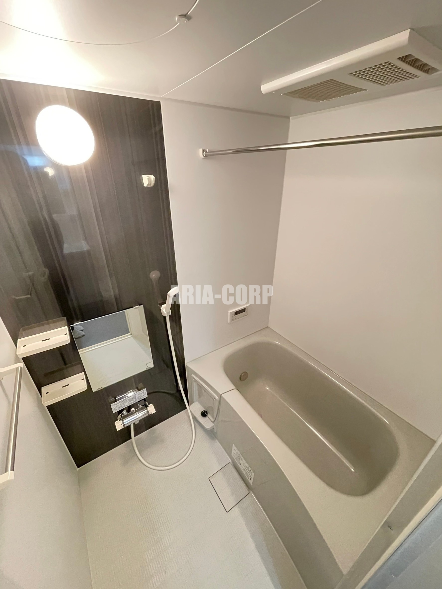 バス・シャワールーム　追い焚き浴室乾燥付。カラーパネル採用でお洒落なバスルーム。