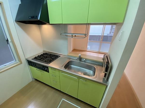 キッチン　３口コンロ付きシステムキッチン！