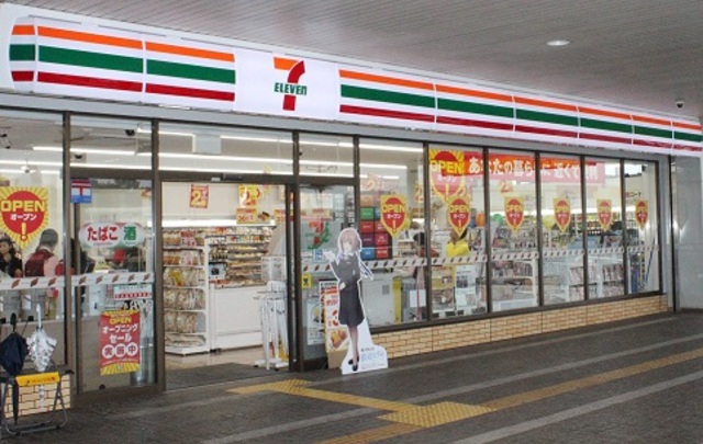 コンビニ　セブンイレブンモノウェル万博記念公園店（コンビニ）まで496m