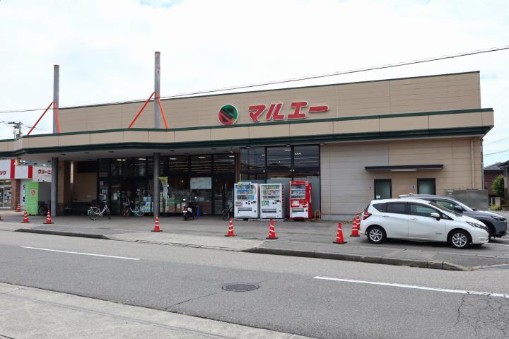 スーパー　（株）マルエー／泉野店（スーパー）まで818m