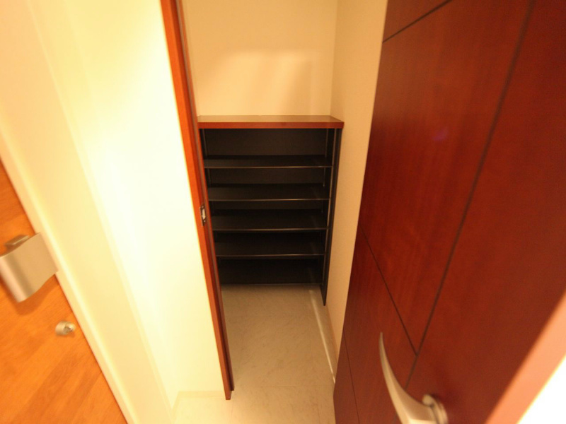 玄関　玄関　シューズボックス付（収納充実してます）
