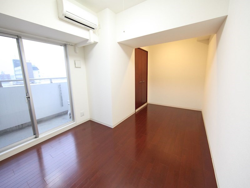 その他部屋・スペース　洋室8.3帖　クローゼット付　バルコニー