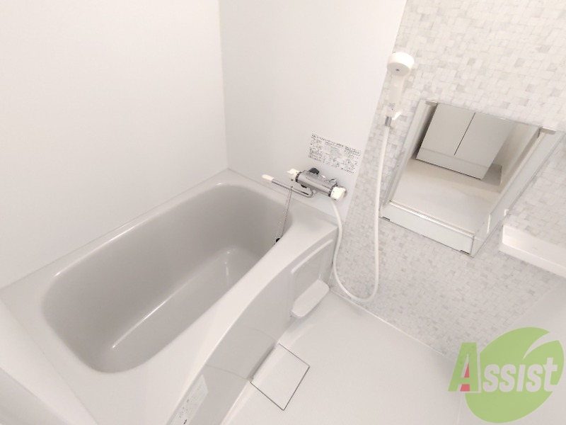 バス・シャワールーム　お風呂はこちら。１人暮らしにはピッタリのサイズ感ですね！