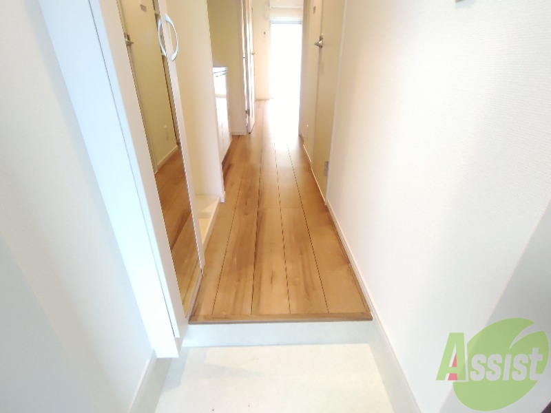 玄関　玄関から撮影しました。明るい印象ですね。