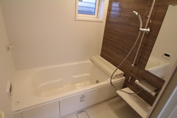 バス・シャワールーム　浴槽は広々一坪サイズ♪