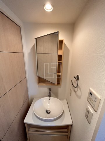 洗面設備　独立洗面化粧台が付いています