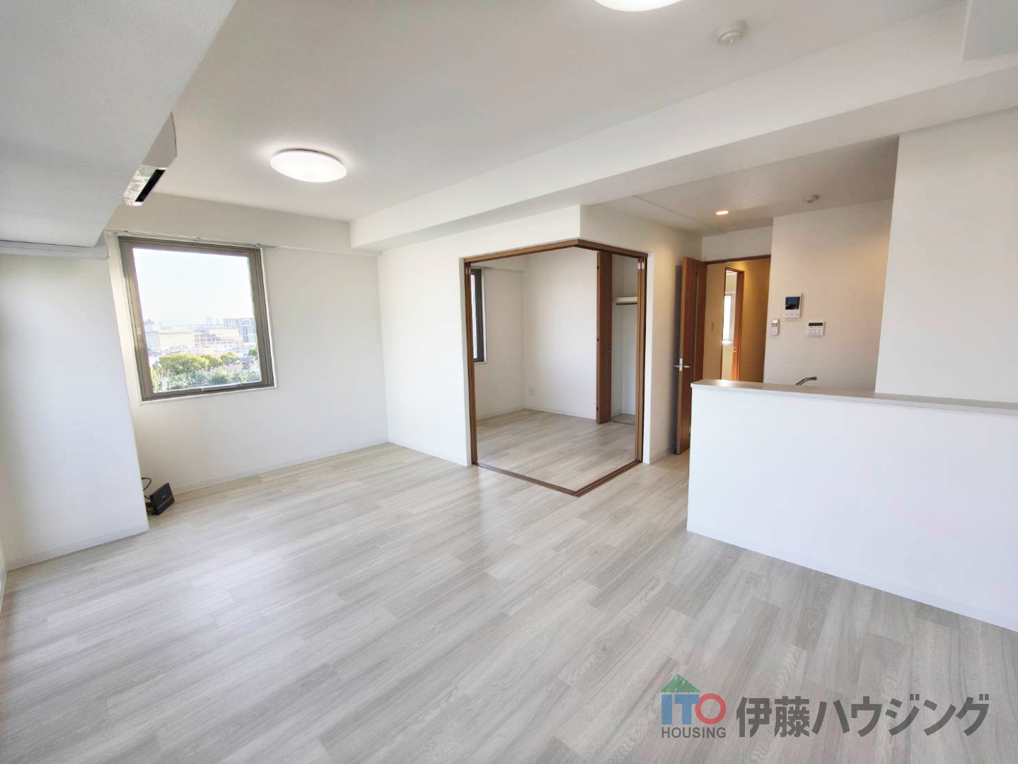 居室・リビング　同間取りの別部屋の写真です。色合い等違う場合がございます。