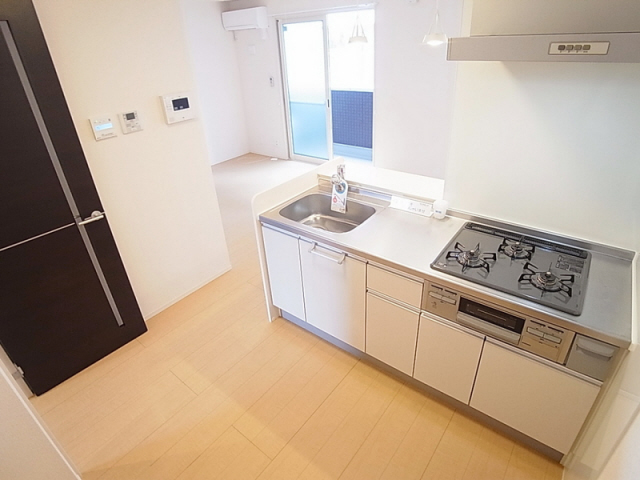 キッチン　システム３口ガスコンロのカウンターキッチン。グリル付