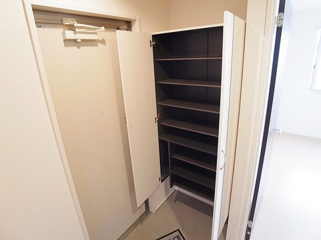 玄関　玄関には姿見鏡付のシューズＢＯＸ