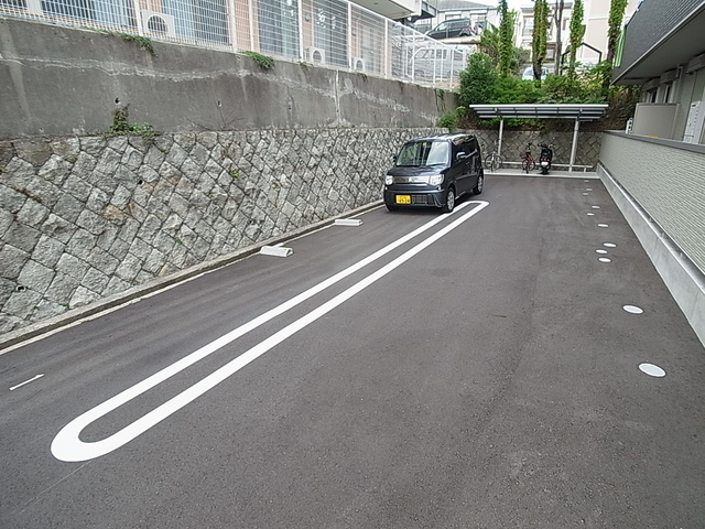 駐車場　敷地内駐車場空き有り