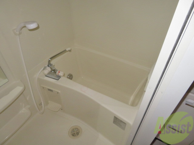 バス・シャワールーム　バスルームは狭すぎず、シャワーも浴びやすそうです。