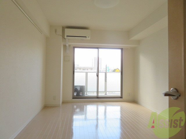 居室・リビング　９．４帖の洋室です。広々として、きれいですね。