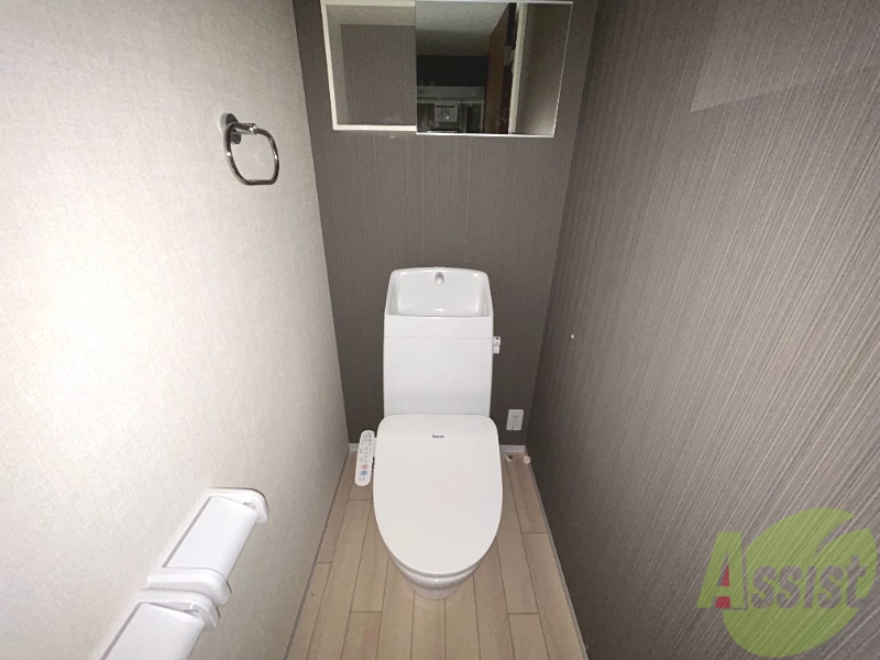 トイレ　トイレ上部には鏡付きの収納がありました。