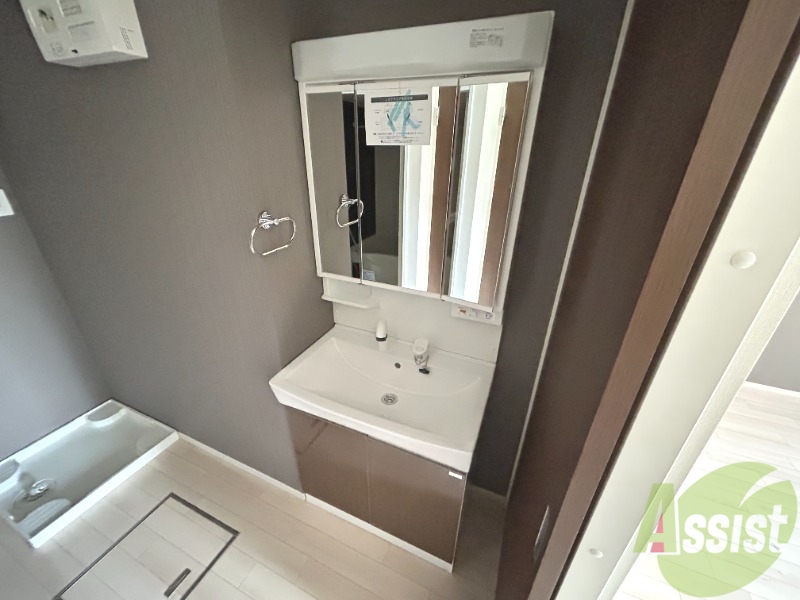 洗面設備　洗面台は独立しております。朝の身支度にご活用ください。