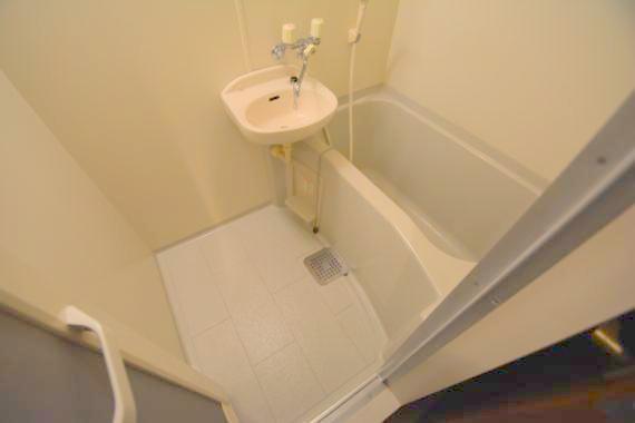 バス・シャワールーム　バスルームはトイレと別々で、広々としていますよ。