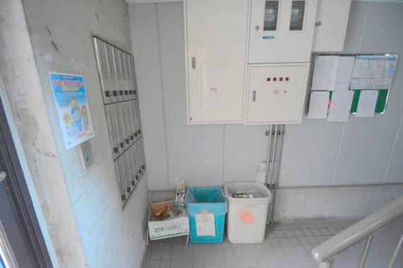 ロビー　ロビーにある各部屋毎のメールボックス。