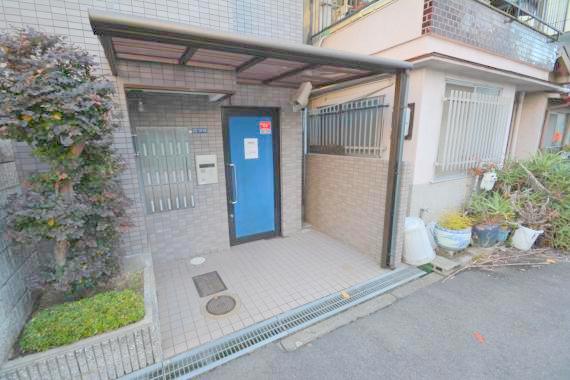 エントランス　オシャレなエントランスは安心のオートロック付きです。