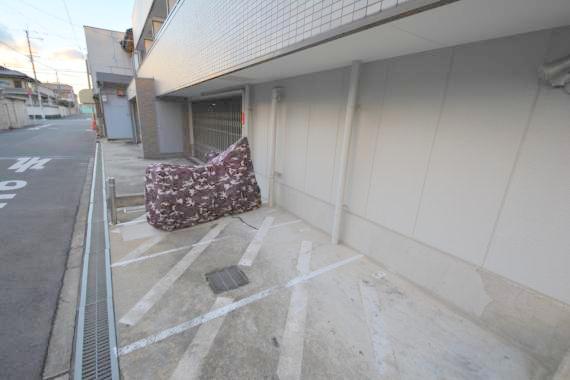 駐車場　敷地内にある駐車場。愛車がすぐ近くに置けると安心ですよね。