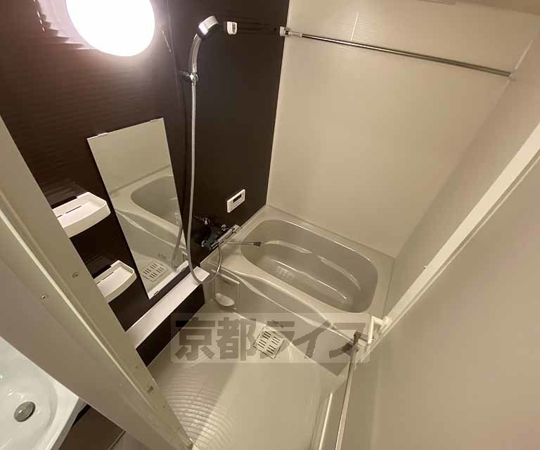 バス・シャワールーム　浴室乾燥機を備えたバスルームです。