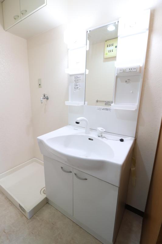 洗面設備　1　シャワー付洗面台