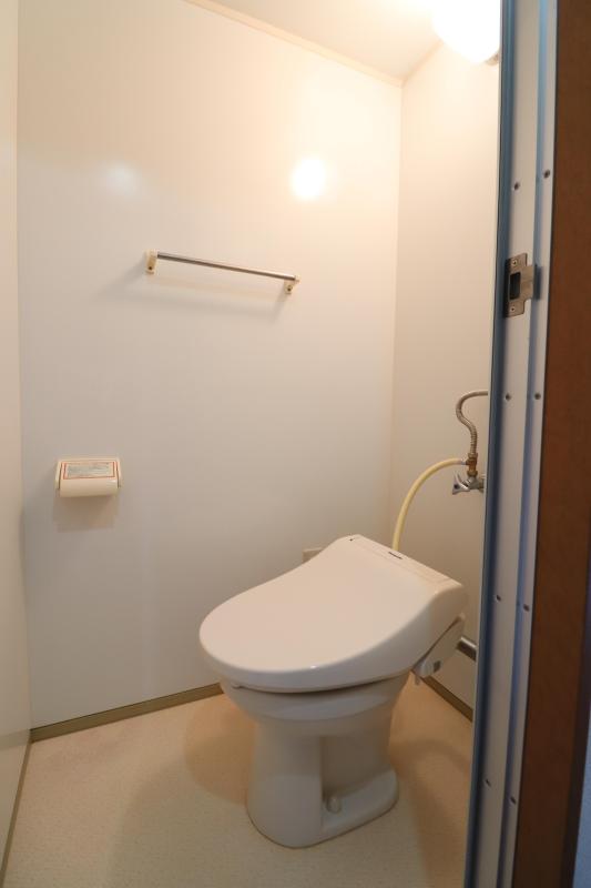 トイレ　温水洗浄便座付きのトイレ