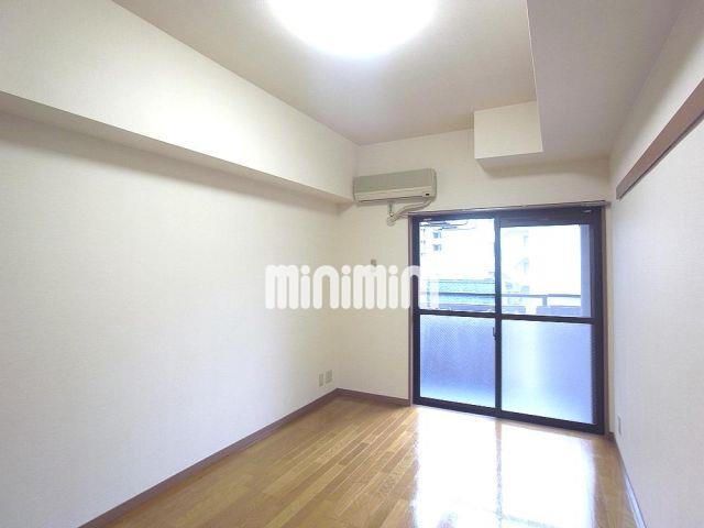 居室・リビング　木のぬくもりを感じる、つるつるとしたフローリングですよ