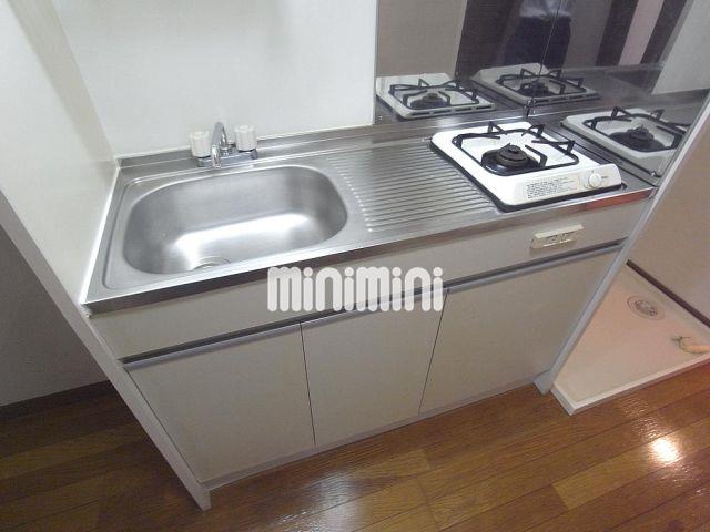 キッチン　スペースも広く、まな板も無理なく置けます