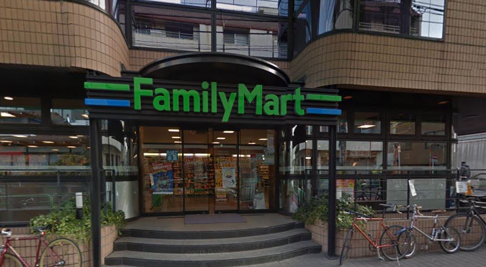 コンビニ　ファミリーマート 南青山四丁目店（コンビニ）まで239m