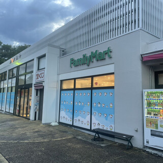 コンビニ　ファミリーマート 港北PA下り店（コンビニ）まで407m