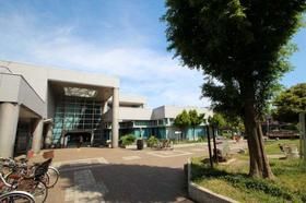 図書館　川崎市立高津図書館（図書館）まで718m