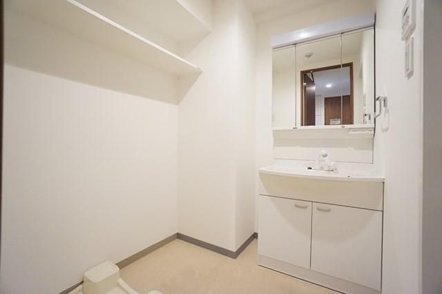 洗面設備　独立洗面台、朝の身支度には欠かせません