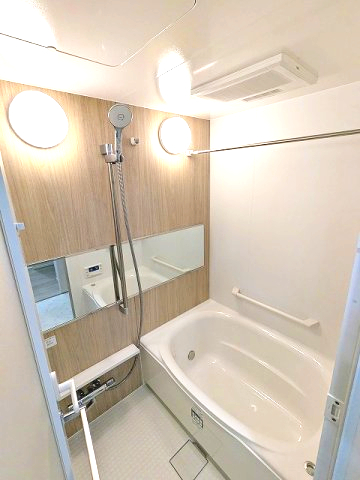 バス・シャワールーム　追焚オートバス、浴室換気乾燥機、ワイドシャワーヘッド