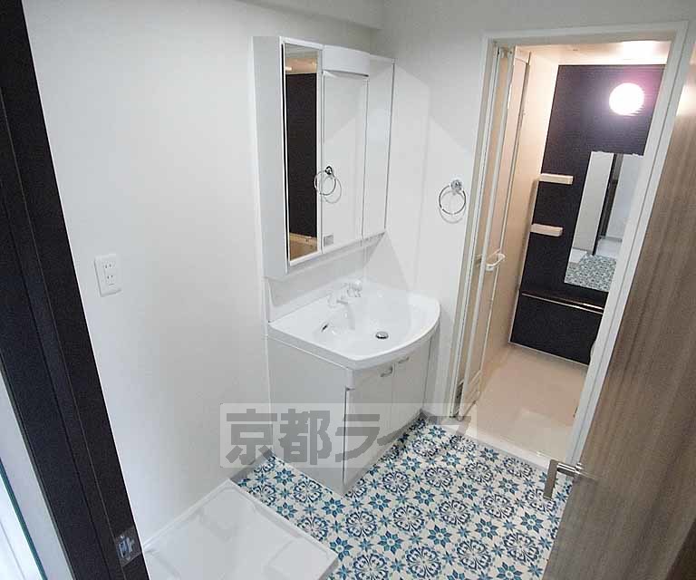 洗面設備　シャワー付きの洗面台