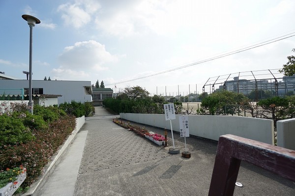 中学校　吹田市立佐井寺中学校（中学校）まで1202m