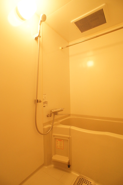 バス・シャワールーム　お風呂場は浴室乾燥機付で、急ぎの洗濯にも対応できます！