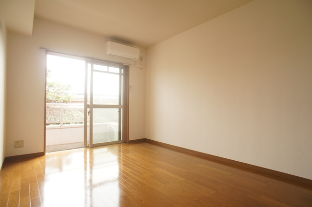 居室・リビング　洋室７．７帖！室内は木の温もりが優しいフローリングです♪