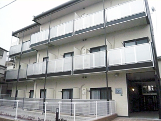 建物外観　ベランダ付の３階建！