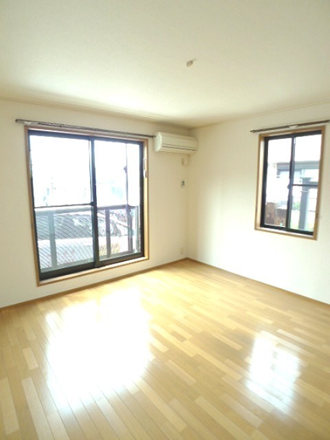 居室・リビング　約７帖の広めの洋室！エアコン完備！