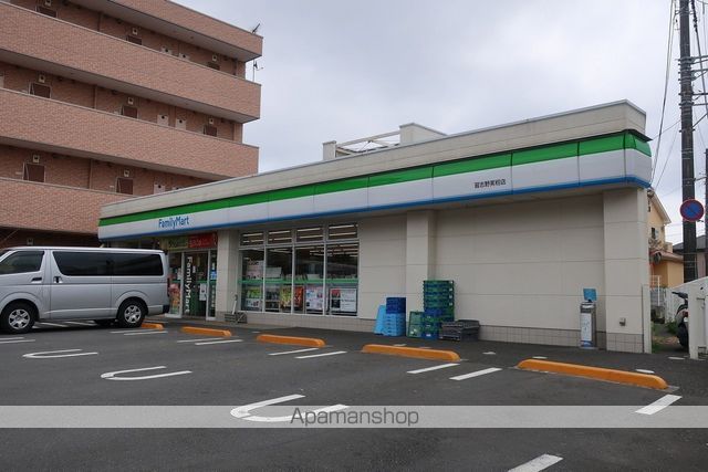 コンビニ　ファミリーマート（コンビニ）まで10m