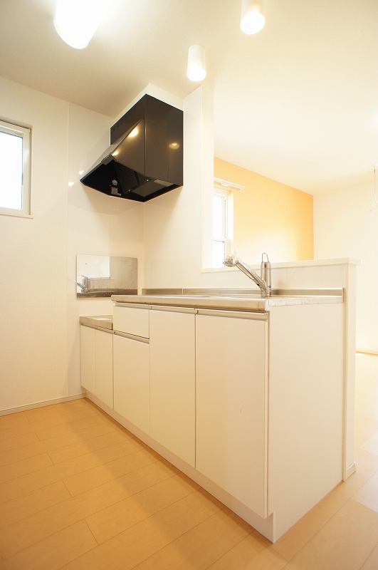 キッチン　明るい陽射しが差し込む、人気のカウンターキッチン