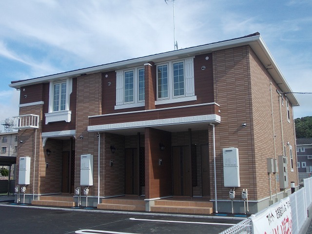建物外観　前面駐車場で日当たり確保！明るいお部屋気持ちがいいですね☆
