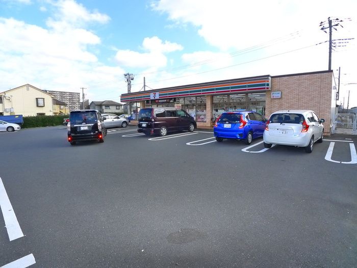 コンビニ　セブンイレブン（コンビニ）まで588m