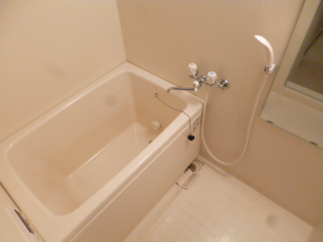 バス・シャワールーム　お風呂は清潔感のある空間で浴槽も大きいですよ