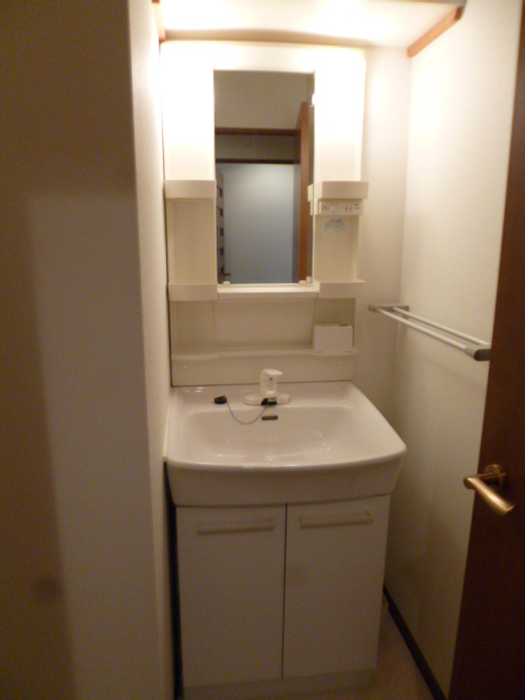 洗面設備　独立の洗面台で朝の身支度もとってもスムーズに出来ます