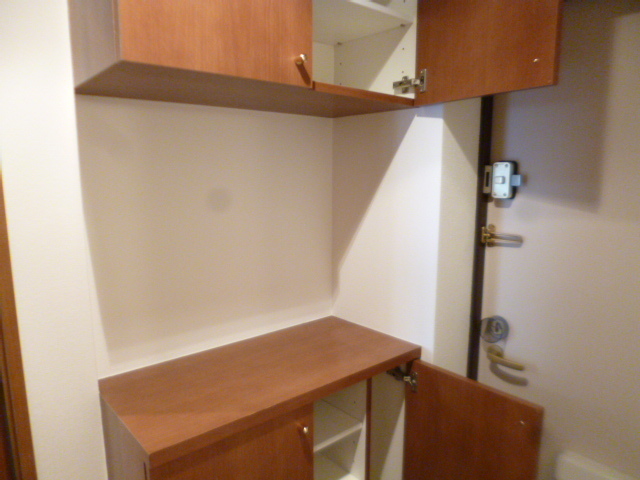 玄関　上下にシューズボックスがあり、すっきり片付きます