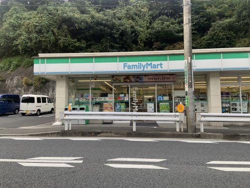 コンビニ　ファミリーマート 小浦権太坂店（コンビニ）まで713m