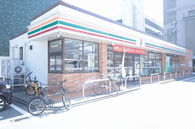 コンビニ　セブンイレブン（コンビニ）まで272m