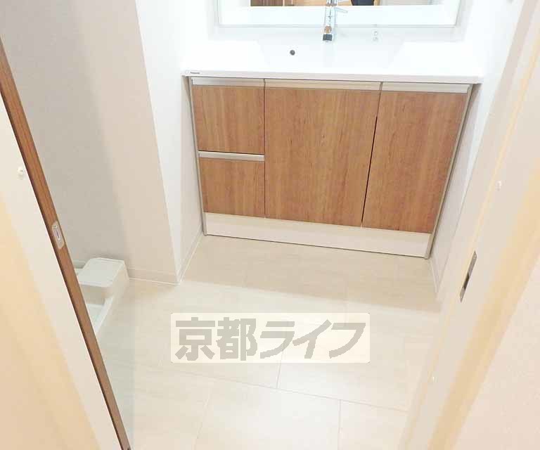 洗面設備　洗面台もゆったりとした広さです。