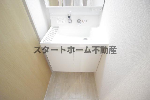 洗面設備　ゆったりとスペースのある洗面所